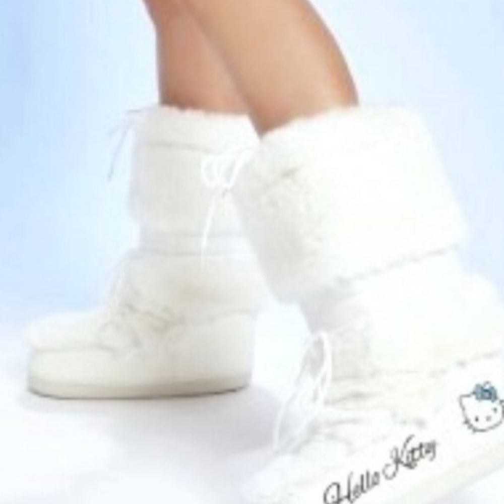 Hello Kitty Fluffy White Kids Boots - Picture 11 of 11